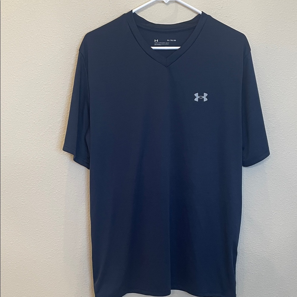 Under Armour Loose V Neck Shirt Size XL